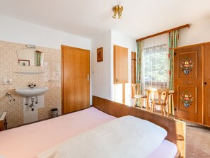 House | 5 bedrooms, bed sheets