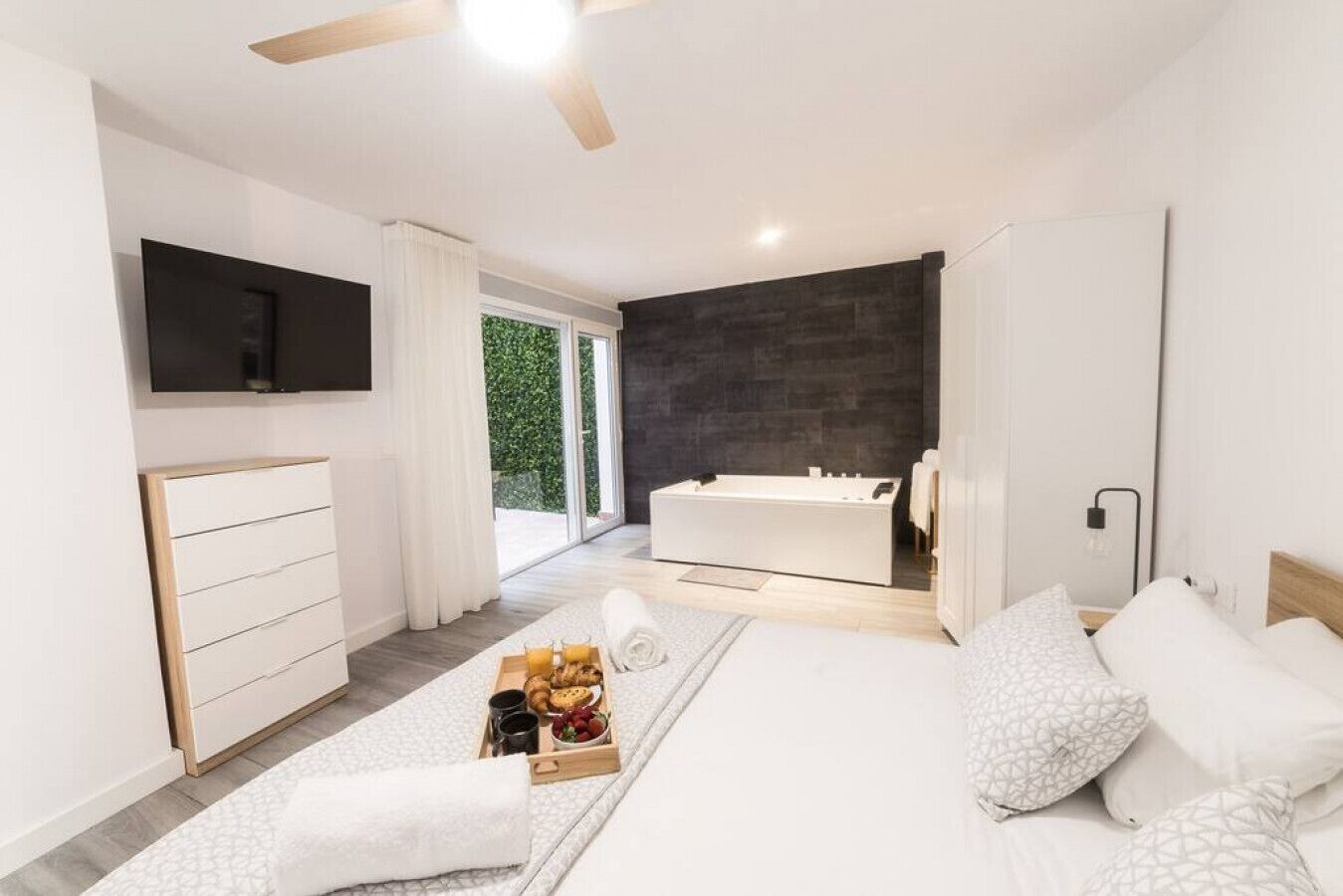 2 bedrooms, desk, iron/ironing board, free WiFi