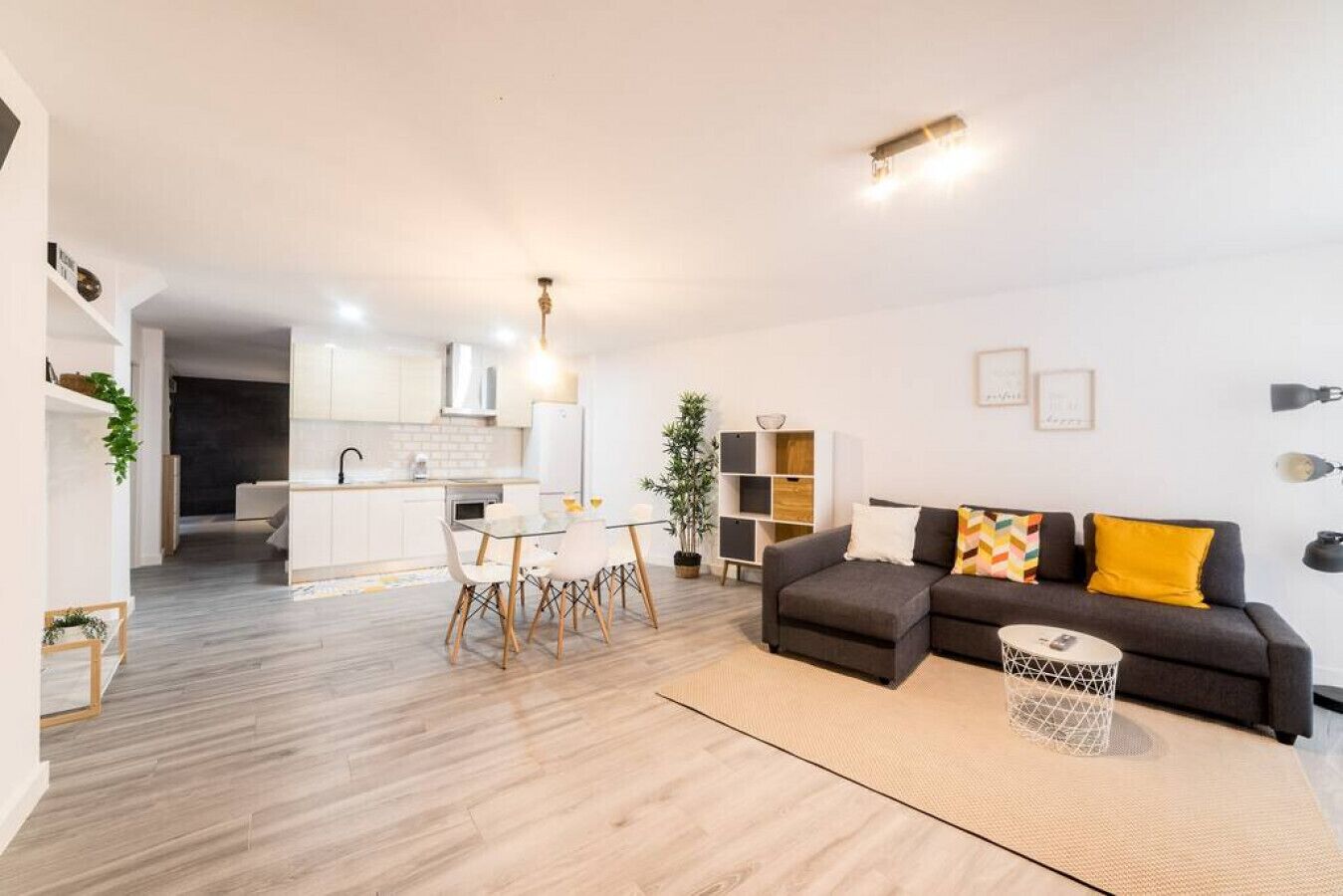 Un appartement moderne comprenant une cuisine, un coin repas et un salon.