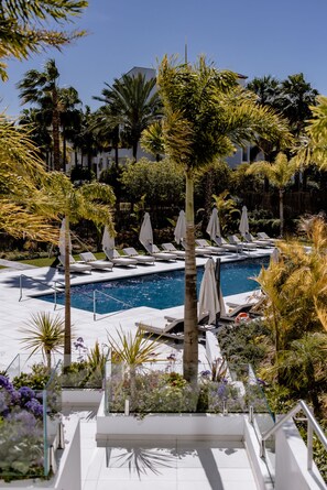 Outdoor pool, pool umbrellas, sun loungers - THE FLAG Hotel Marbella Estepona - Adults Recommended (Estepona)