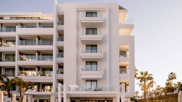 Alberca al aire libre, sombrillas en la alberca y camastros