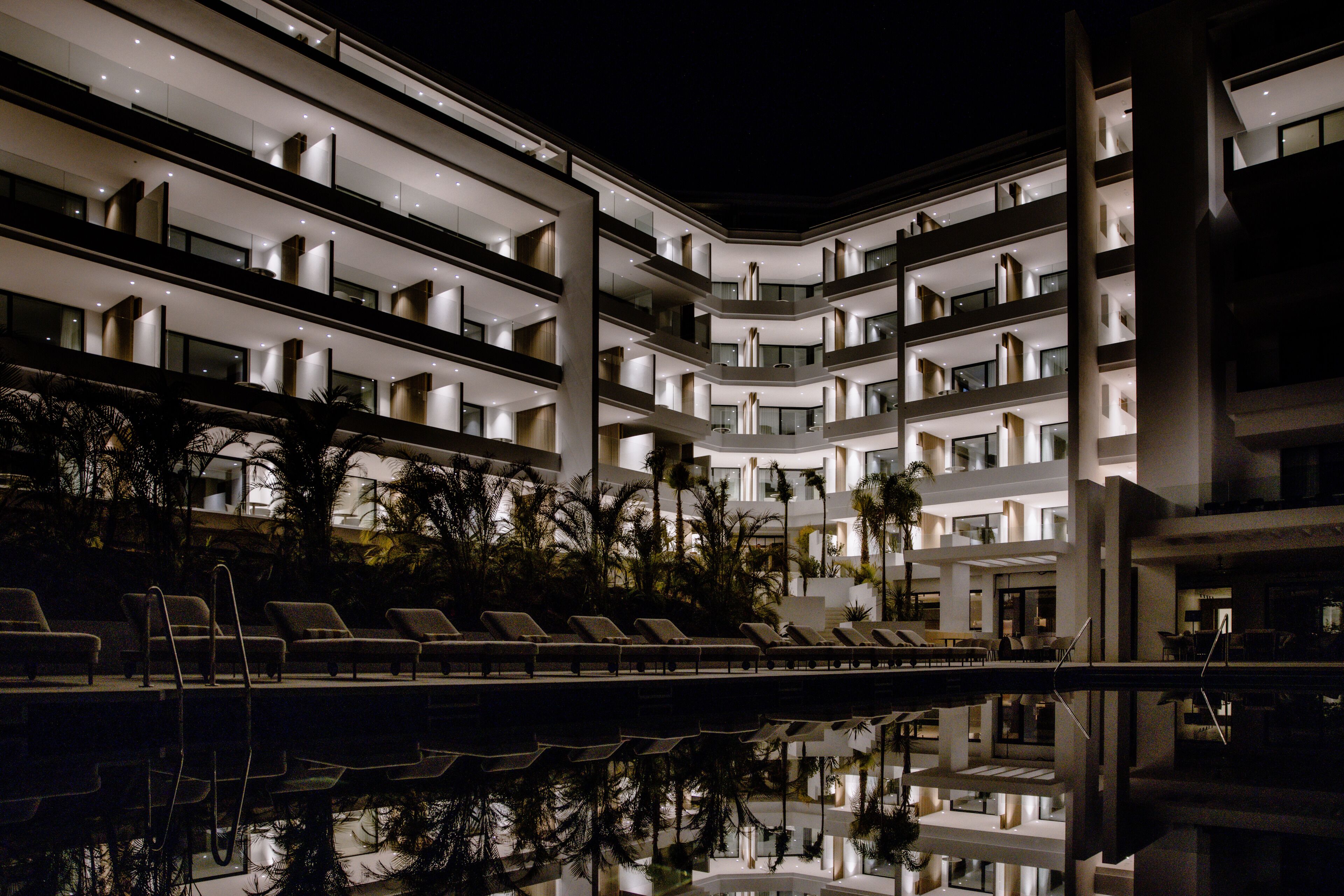 Voorkant accommodatie - avond/nacht