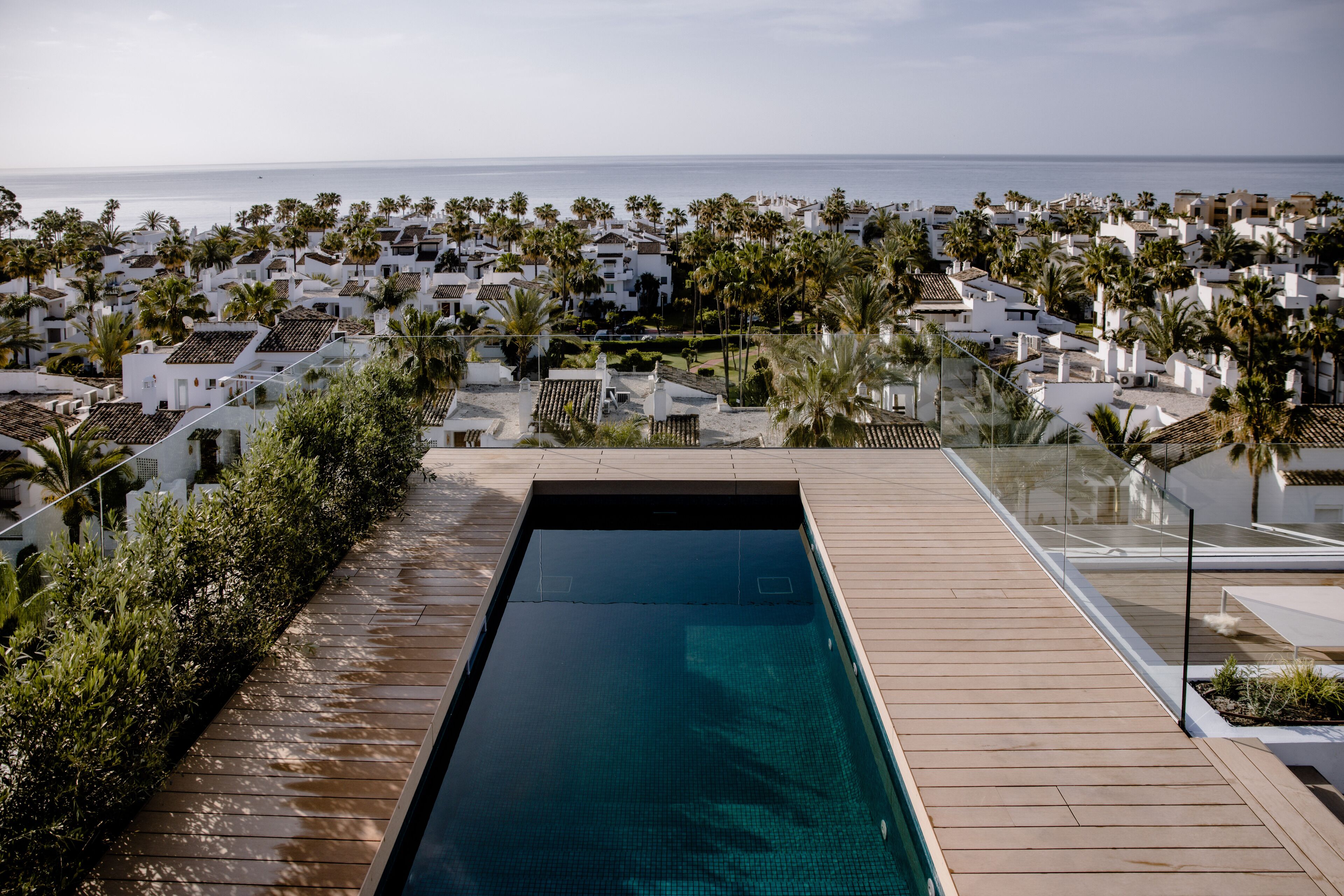 Een buitenzwembad, parasols voor strand/zwembad