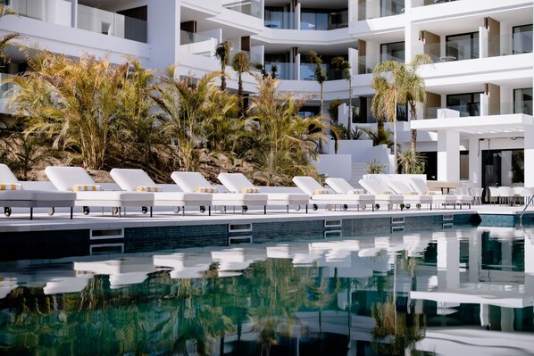 Outdoor pool, pool umbrellas, pool loungers - THE FLAG Hotel Marbella Estepona - Adults Recommended (Estepona)