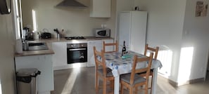 Køleskab, mikrobølgeovn, ovn, kogeplade
