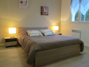 2 slaapkamers, een strijkplank/strijkijzer, reisbedje, wifi