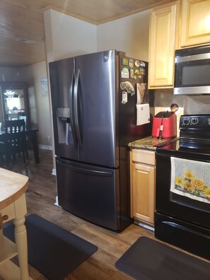 冷蔵庫、電子レンジ、オーブン、コンロ