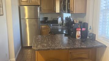 Micro-ondes, four, plaque de cuisson, cafetière/bouilloire