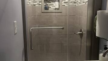 Sèche-cheveux, serviettes fournies, savon, shampoing