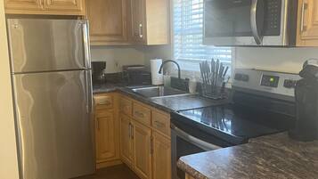 Micro-ondes, four, plaque de cuisson, cafetière/bouilloire