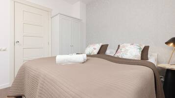 1 bedroom, bed sheets