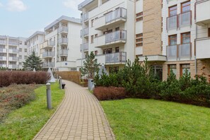 Exterior - Błonia Wilanowskie Apartment by Renters (Warsaw)