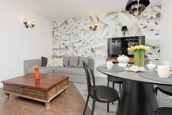 Dining - Błonia Wilanowskie Apartment by Renters (Warsaw)