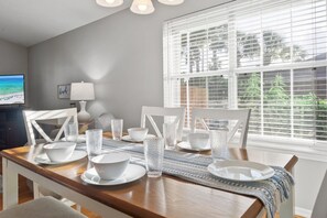 House, 4 Bedrooms | Dining