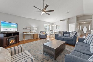 獨棟房屋, 4 間臥室 | 起居區 | 智慧型電視