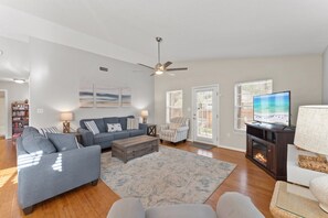 獨棟房屋, 4 間臥室 | 起居區 | 智慧型電視