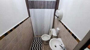 Un baño pequeño con inodoro, bidé y lavamanos.