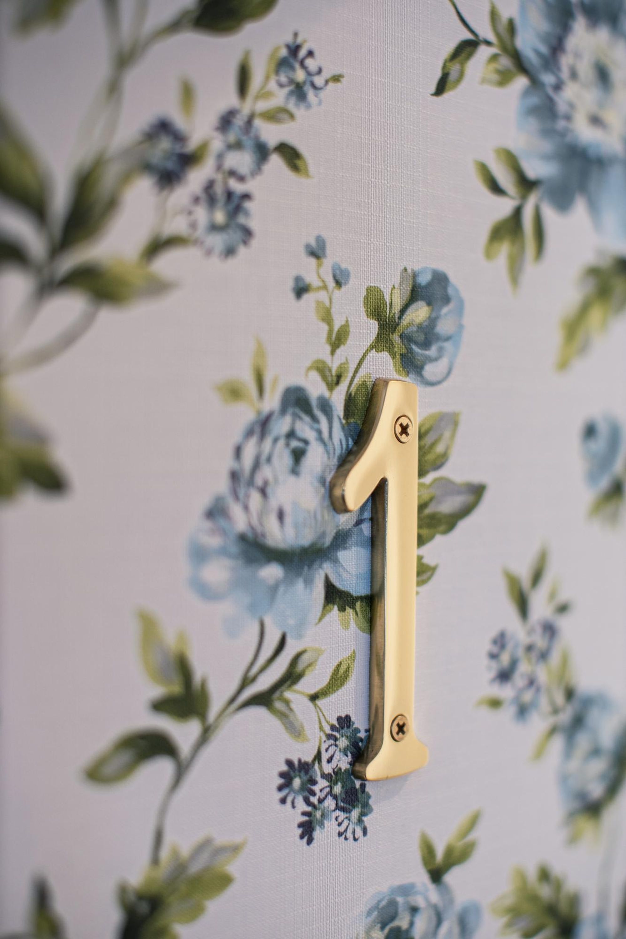 Un picaporte con diseño floral y el número 1.