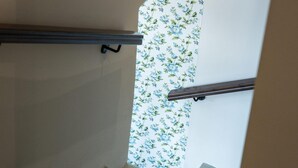 A staircase with a handrail and a floral-patterned wall. - Stagiates Guest House Room 1 (Volos)