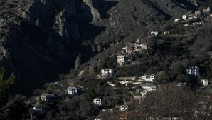A mountainous landscape with scattered buildings. - Stagiates Guest House Room 1 (Volos)