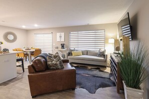 Una Smart TV, libros, un reproductor estéreo