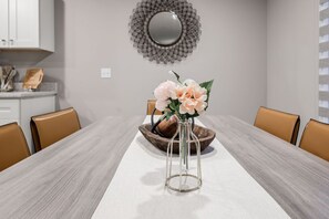 Dining - West Omaha Getaway, blocks from Village Pointe Plaza (Omaha)