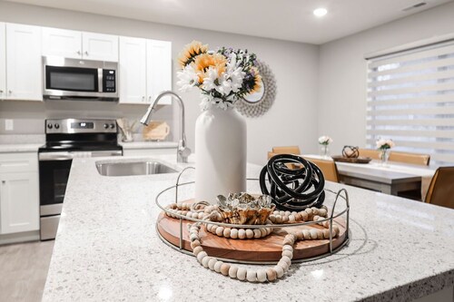 West Omaha Getaway, blocks from Village Pointe Plaza