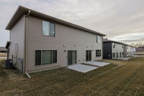 Exterior - West Omaha Getaway, blocks from Village Pointe Plaza (Omaha)