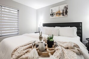 3 bedrooms, desk, iron/ironing board, travel crib - West Omaha Getaway, blocks from Village Pointe Plaza (Omaha)
