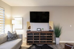 Una Smart TV, libros, un reproductor estéreo