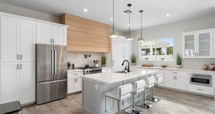 Desert Escape | Poolside BBQs, Sunset Views & Spacious Comfort