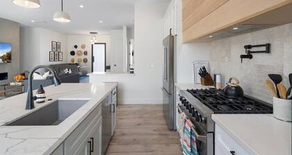 Camelback Views! Pool, Bikes & More, Sleeps 18