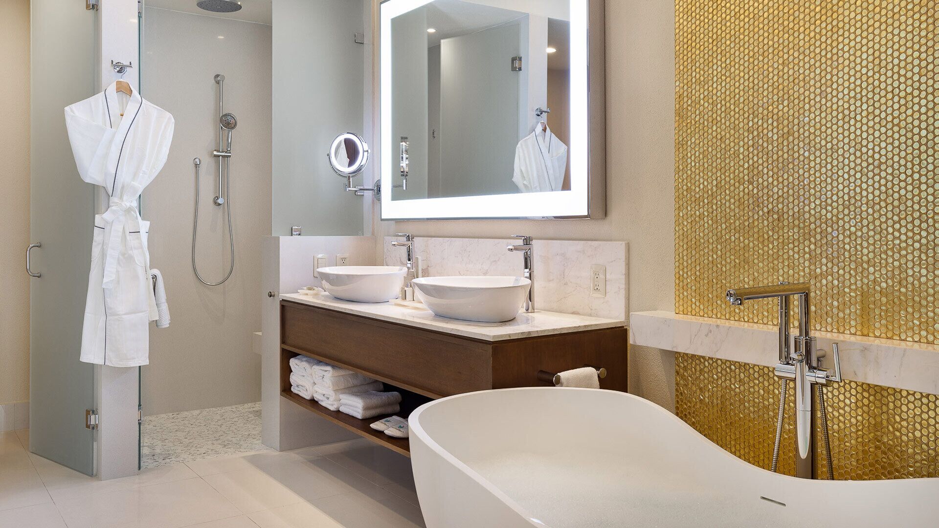 Une salle de bain moderne avec une baignoire sur pieds, deux vasques, une douche à l’italienne et un grand miroir.