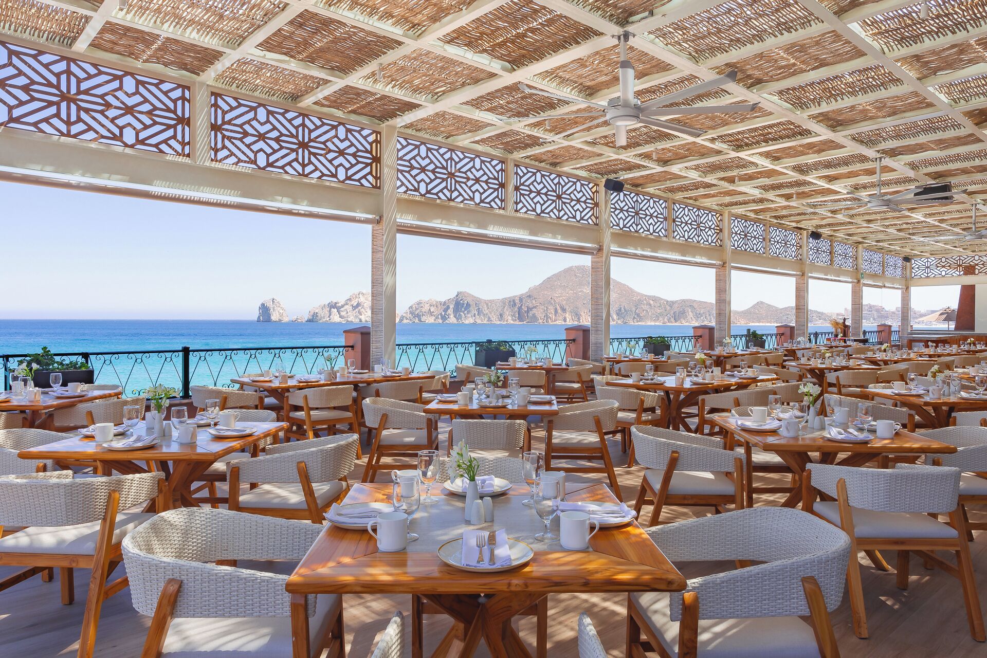 4 restaurants; breakfast, lunch, and dinner served