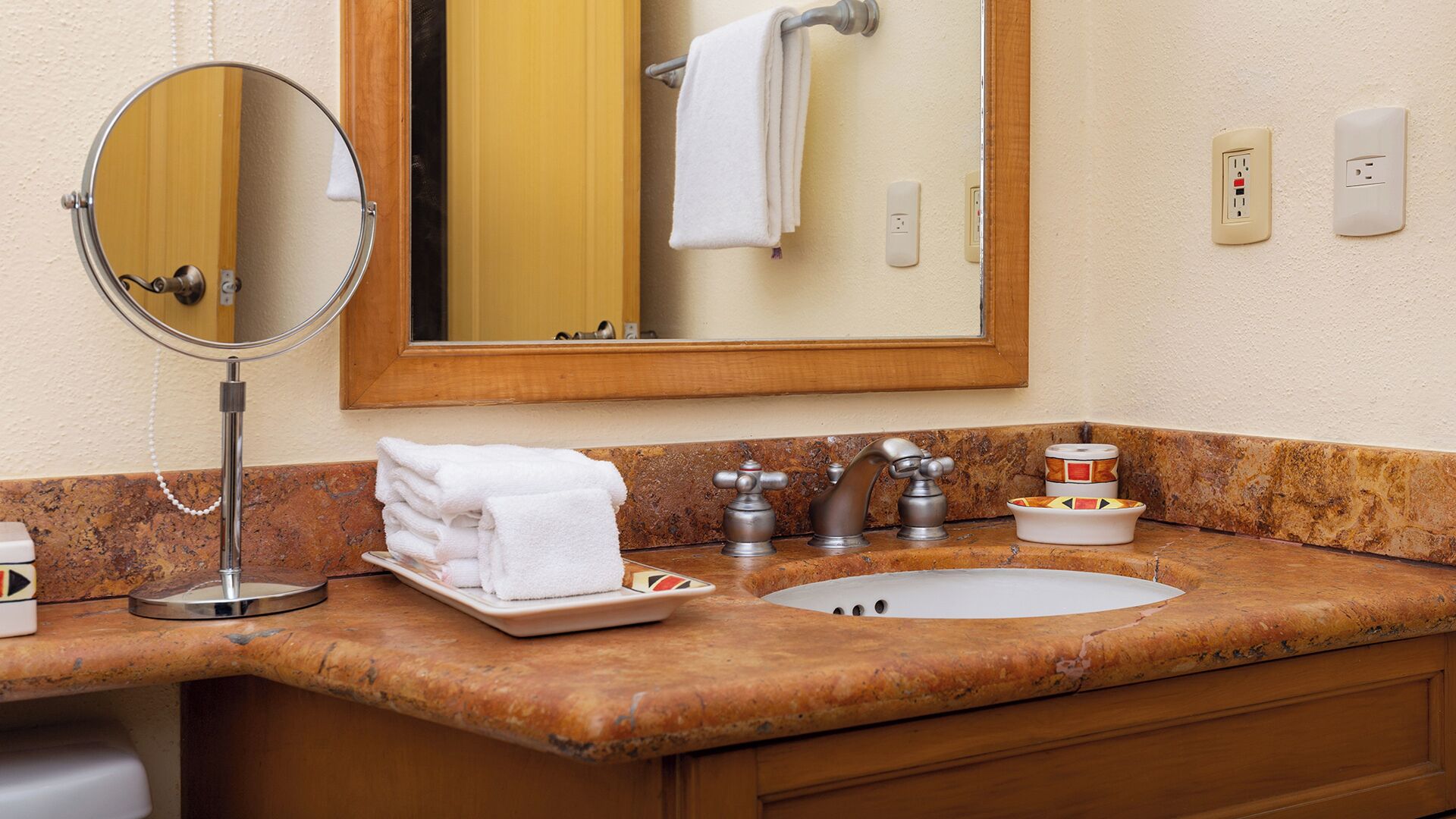 Amenidades de baño gratuitas, secadora de cabello, toallas, jabón 