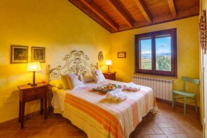 4 عدّة غرف نوم وسرير سفر وواي فاي وملاءات أسرّة