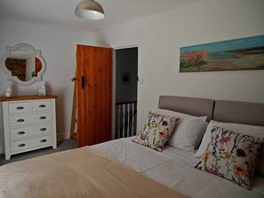 2 bedrooms, iron/ironing board, free WiFi, bed sheets - Characterful Derbyshire mid-terrace with stunning views! (Matlock)