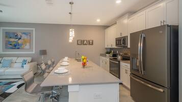 Réfrigérateur, micro-ondes, four, lave-vaisselle