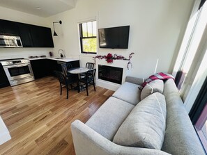 Smart TV, fireplace - RIVERFRONT PRIVATE oasis with views of Nantahala River-dog friendly & near NOC (Topton)