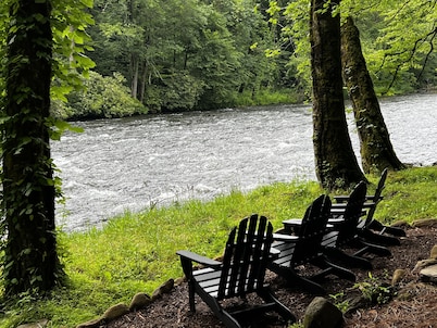 RIVERFRONT PRIVATE oasis with views of Nantahala River-dog friendly & near NOC