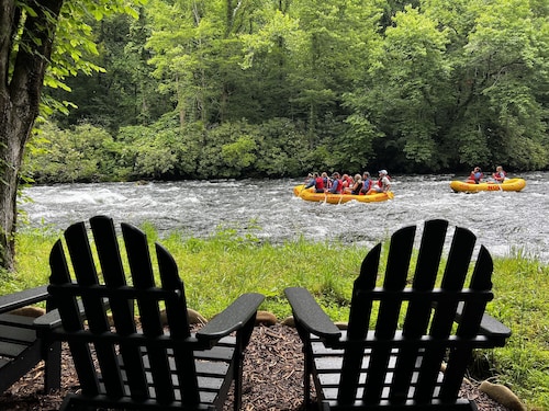 RIVERFRONT PRIVATE oasis with views of Nantahala River-dog friendly & near NOC
