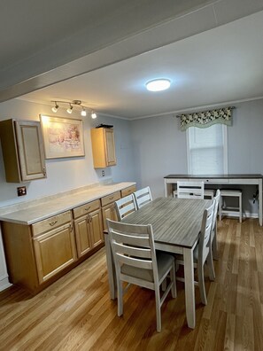 Dining - Spacious Beach House, 2.5 blocks from beach, WiFi, Central Air (Wildwood Crest)