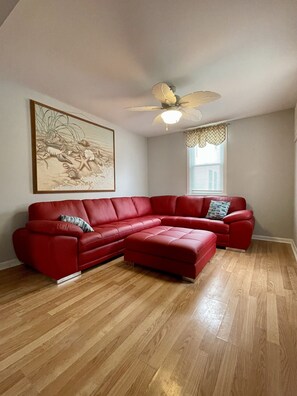 Smart TV, video library - Spacious Beach House, 2.5 blocks from beach, WiFi, Central Air (Wildwood Crest)