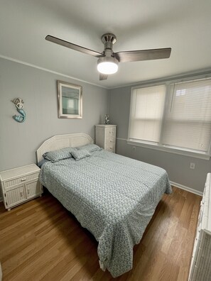 9 bedrooms, free WiFi - Spacious Beach House, 2.5 blocks from beach, WiFi, Central Air (Wildwood Crest)