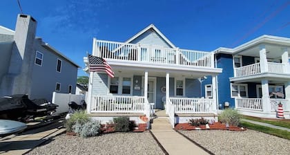 Spacious Beach House, 2.5 blocks from beach, WiFi, Central Air