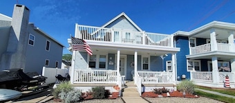 Spacious Beach House, 2.5 blocks from beach, WiFi, Central Air