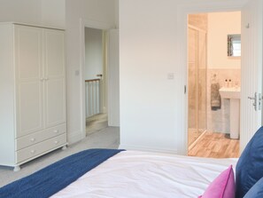 4 bedrooms, free WiFi, bed sheets - 4 bedroom accommodation in Acklington, near Warkworth (Acklington, near Warkworth)