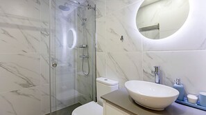 Asciugacapelli, asciugamani, sapone, shampoo