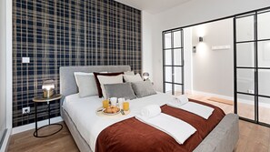 Tabla de planchar con plancha, wifi gratis, ropa de cama