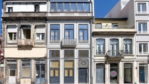 Une rangée d’immeubles à étages, dotés de balcons, de grandes fenêtres et présentant un mélange de styles architecturaux.